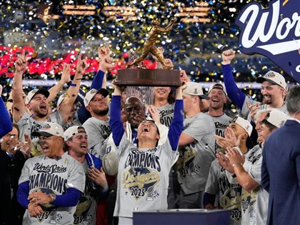 山本由伸連2天封鎖藍鳥打線奪世界大賽MVP  道奇成25年來首支連霸球隊