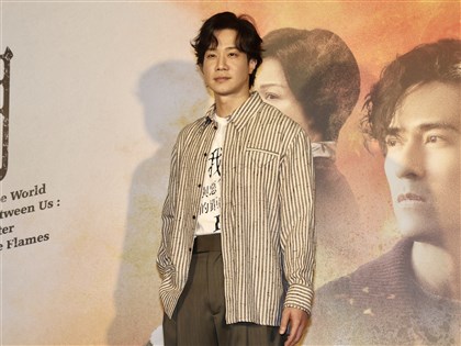 薛仕凌涉閃兵赴新北檢說明案情　30萬元交保