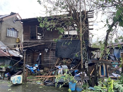 颱風海鷗襲菲律賓至少2死　水淹民宅民眾受困屋頂