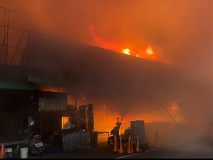 桃園南門市場夜間失火　火舌濃煙伴隨爆炸聲