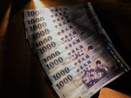 普發現金1萬選登記入帳還是ATM領取?20間銀行加碼優惠一次看