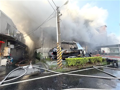 彰濱海上太陽能板冒濃煙 疑電纜短路2小時後撲滅