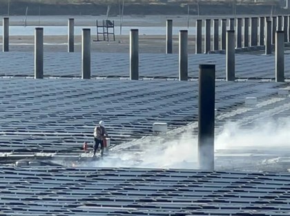 彰濱海上太陽能板冒濃煙 疑電纜短路2小時後撲滅
