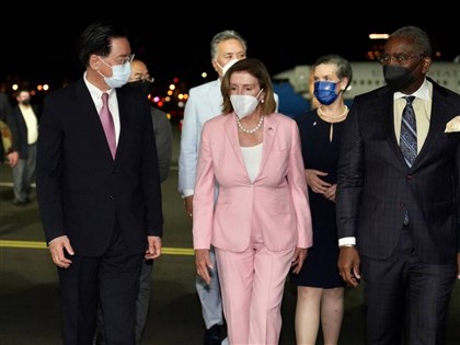 裴洛西不拚連任 感謝影片見專機夜間抵台、獲頒勳章