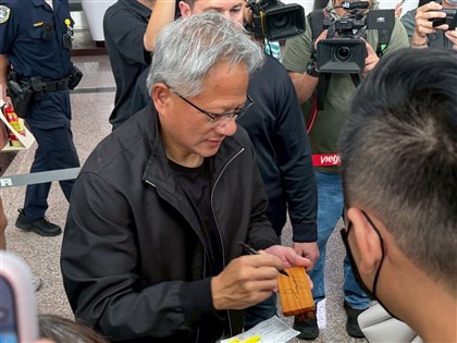 黃仁勳抵達台南快閃5小時 直奔南科台積電3奈米廠