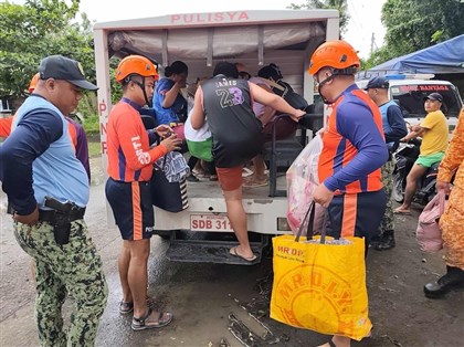 颱風鳳凰襲菲律賓  至少2死逾百萬人撤離