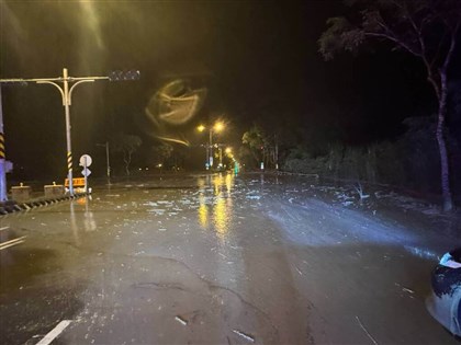 颱風東北季風共伴花蓮雨勢不斷　馬太鞍溪漫淹過台9線