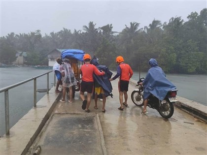 颱風鳳凰襲菲律賓　居民：浪拍打防波堤感覺地面都在震