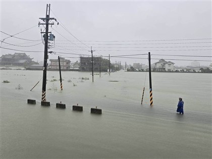 雨炸宜蘭多處道路淹水　冬山鄉照安坑溪險潰堤