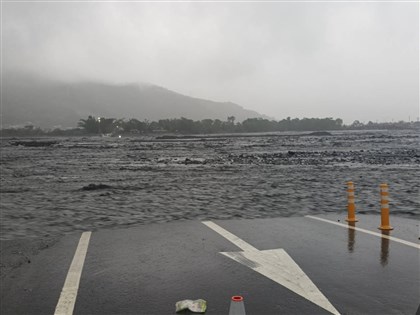 馬太鞍溪暴漲溢出 水利署布消波塊防堵下游淹水