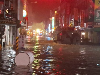 雨炸宜蘭蘇澳水淹逾1層樓　出動膠舟、兩棲車救災