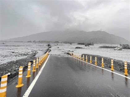 花蓮馬太鞍溪水漫過台9線　縱谷省道再度中斷[影]