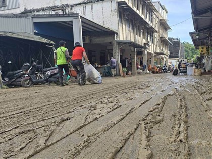 宜蘭蘇澳淹水消退　街道滿目瘡痍民眾整理家園