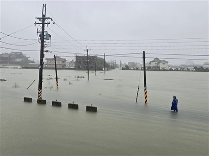 早安世界》颱風鳳凰預估傍晚登陸恆春半島　11縣市及花蓮3鄉鎮停班課