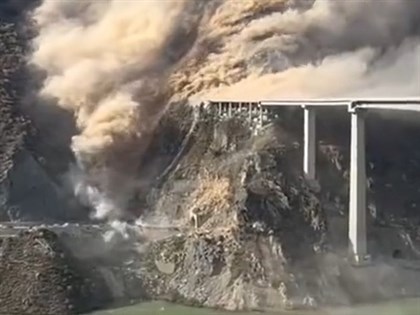 中國四川紅旗特大橋垮塌　1月才合龍建成