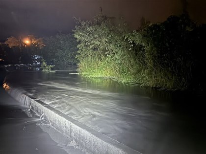 馬太鞍溪水暴漲沖入左岸萬榮明利村　恐影響鐵路