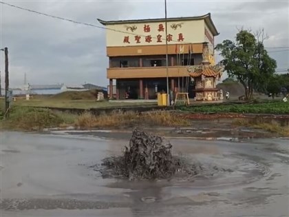 屏東萬丹泥火山噴發　開挖引流道防泥漿入水利溝[影]