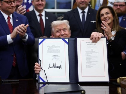 川普簽署妥協撥款法案　終結美國史上最長43天政府停擺[影]