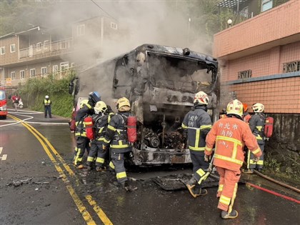 新北瑞芳九份遊覽車不明原因起火 焦黑剩骨架無人傷亡