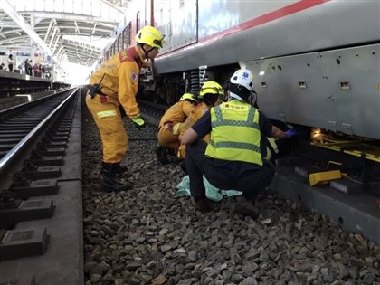 台鐵台中站旅客落軌受困列車下 消防救出送醫