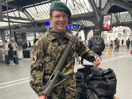 瑞士國防制度擬修法 強制女性參加役前說明會