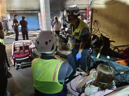 彰化大樓騎樓機車起火 17住戶吸入濃煙送醫