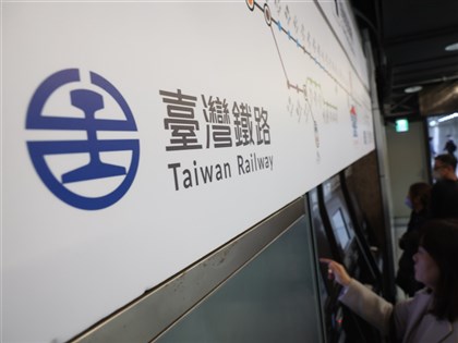 台鐵大甲站婦買錯票拒下車致延誤　遭警強制帶離