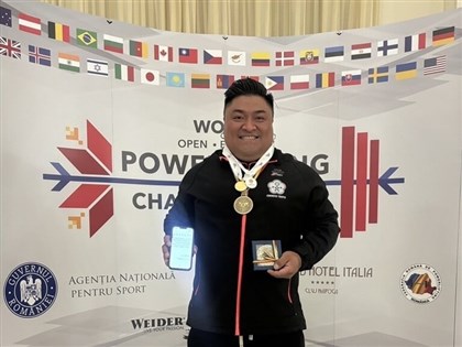 世界公開裝備健力錦標賽 大力士楊森臥舉摘金