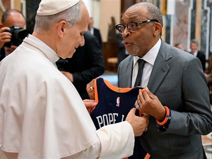 教宗良十四世會好萊塢名人　史派克李贈紐約尼克球衣