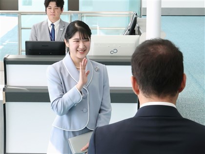 日本愛子公主首度出國訪問 面帶微笑搭機赴寮國