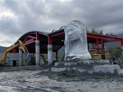 連2天清淤　萬榮明利部落「紋面阿嬤」雕像重見天日