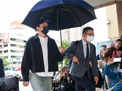 王大陸出庭稱無知犯錯 鞠躬認罪盼從輕量刑