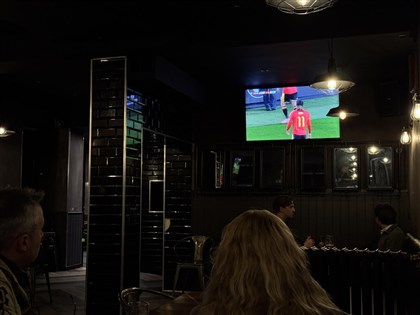 世界盃足球賽歐洲區資格賽比利時晉級 球迷酒吧徹夜狂歡