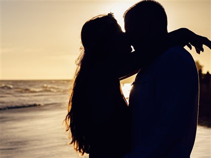 親吻行為可追溯至2000萬年前　始於靈長類祖先