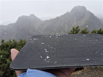 東北季風搭配水氣　玉山、排雲山莊降入冬初雪[影]