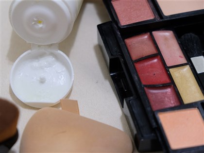 台灣首見化粧品含禁用蘇丹紅　14家業者停售下架