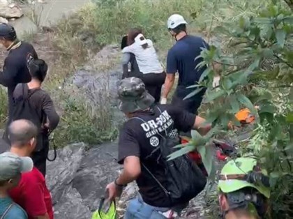 屏東獅王瀑布看風景遇岩壁崩落　3人受傷送醫