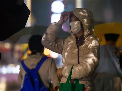 早安世界》東北季風今晚增強雨區擴大　26日中部以北低溫探14度