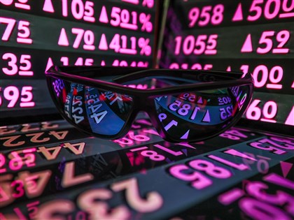 台股早盤漲逾320點　收復季線挑戰27000點