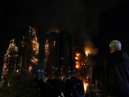 香港大埔住宅區大火13死15傷　8幢樓入夜持續燃燒[影]