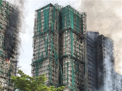 香港宏福苑大火燒7大樓　保安局長：外牆維修物受火快速蔓延不尋常