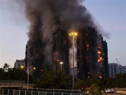 香港大火7幢樓燃燒至深夜未滅　增至13死30傷