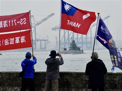 海鯤艦第5次浮航海測　軍事迷揮旗目送出海[影]