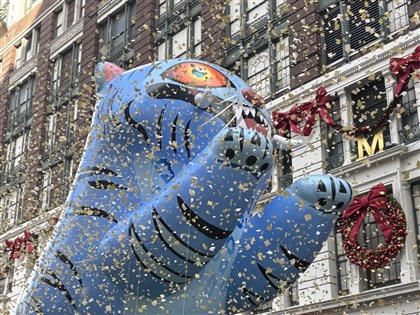 Kpop獵魔女團梅西百貨遊行熱唱　老虎Derpy氣球升空吸睛