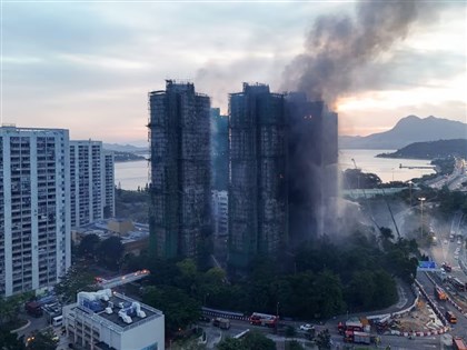香港宏福苑大火94死76傷含11消防員　大樓仍不時竄出火光濃煙