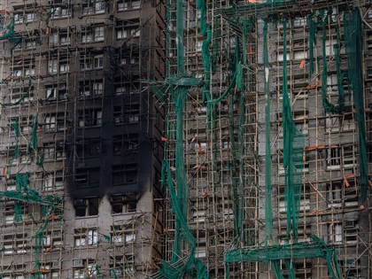 香港宏福苑大火128死　維修工程涉貪8人遭拘捕