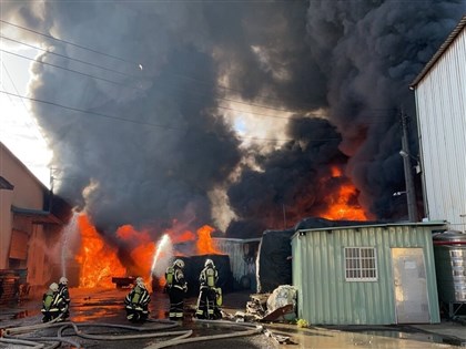 桃園蘆竹工廠大火濃煙竄天　市府提醒下風處住戶關窗少外出[影]