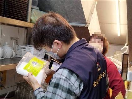 台中春水堂新人拿「清潔中」水瓶沖茶　3客喉嚨灼傷