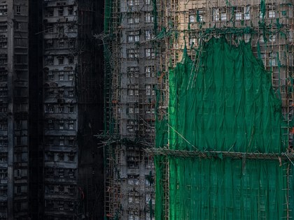 香港大火調查：包商為省錢  摻入阻燃性不足圍網