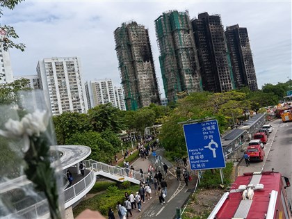香港男大生籲徹查大火案被拘　據報已獲釋離開警署
